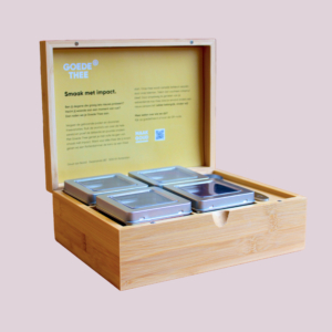 Theedoos met blikjes en labelstickers