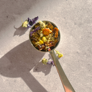 Perfect scoop of tea theelepel met losse thee voor de juiste hoeveelheid per kop