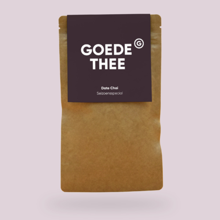 Foto van een zak Goede Thee met de herfsspecial Date Chai. De achtergrond is roze